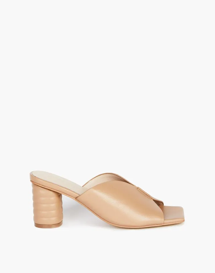 Women Sandals Madewell Intentionally Blank Leather Kamika Mules In Clay