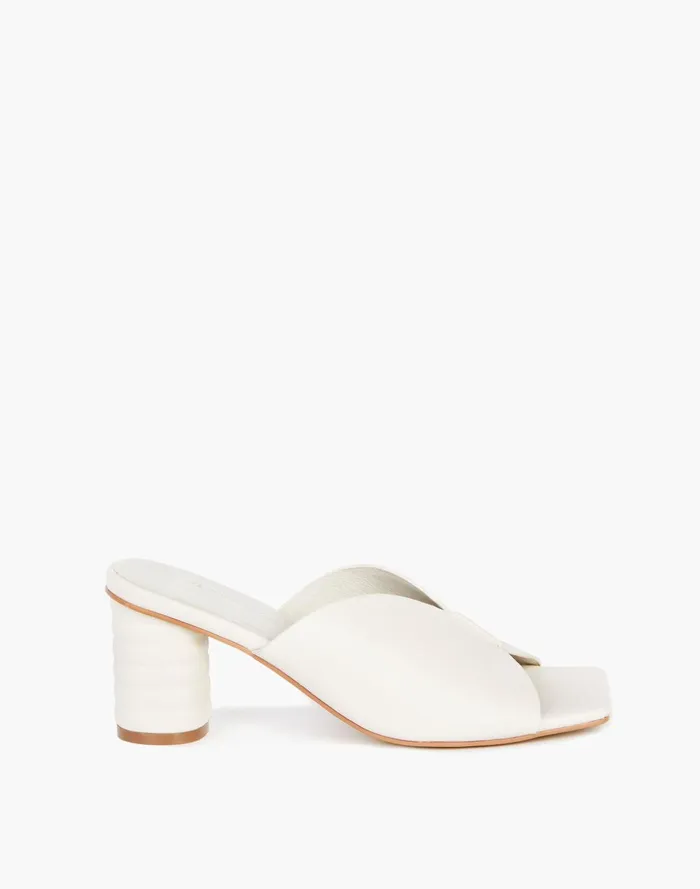 Women Sandals Madewell Intentionally Blank Leather Kamika Mules In Cream