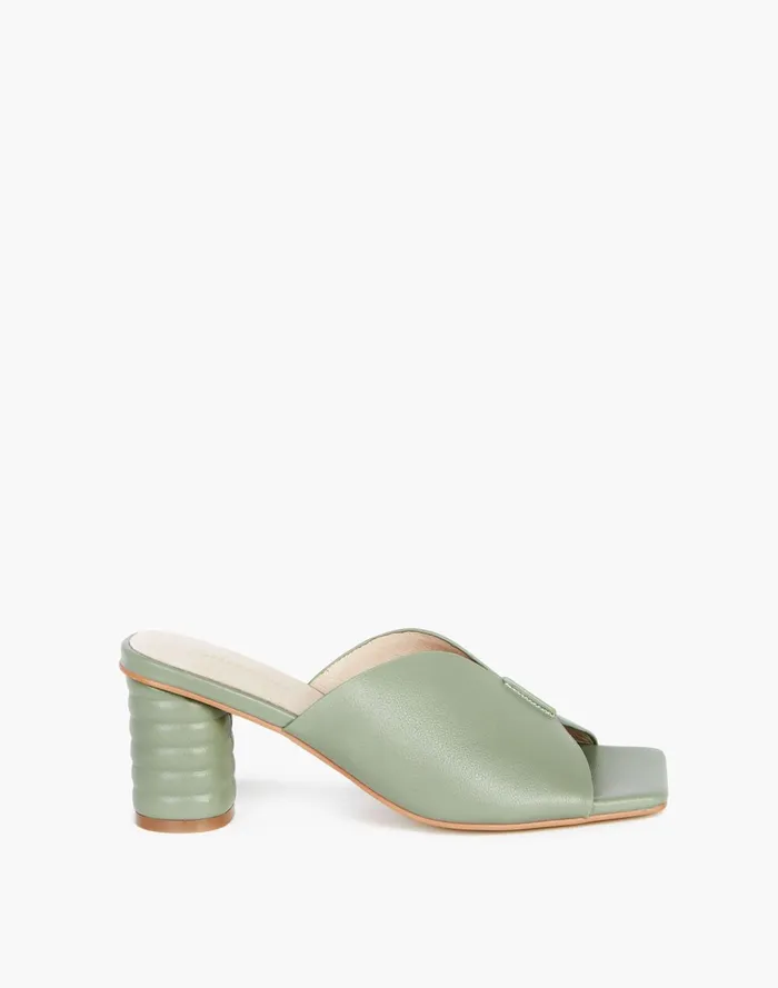 Women Sandals Madewell Intentionally Blank Leather Kamika Mules In Sage